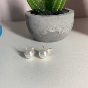 NWT pearl cat earrings!